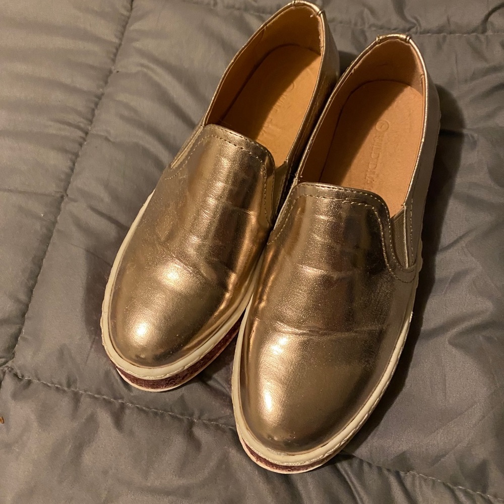 ✨CLEARANCE✨  Gold sneakers w/sparkly rose gold sole - Picture 2 of 8